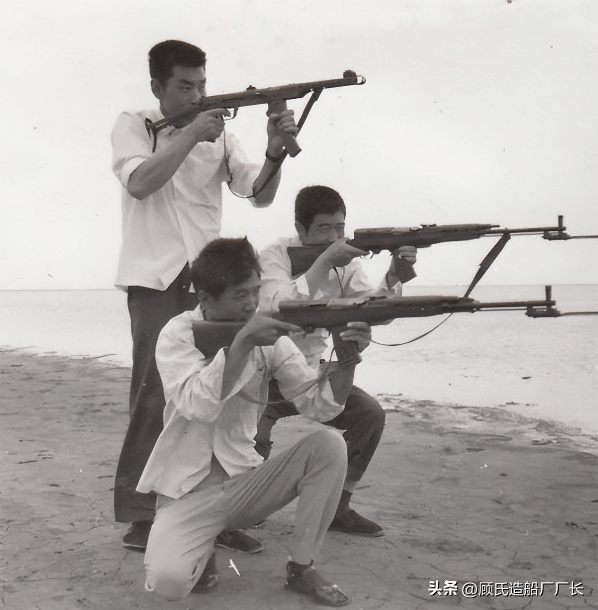 步枪射击姿态的民兵在两路夹击之下,此人逃窜到一处崖上的废弃窑洞里