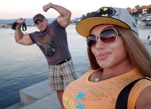 俄罗斯最强壮的女人,手臂赛大腿,被人称为"女金刚"_健身_肌肉_运动