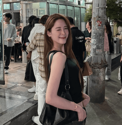 欧阳妮妮被爆先孕后婚,穿露肚装现身韩国全程露笑脸