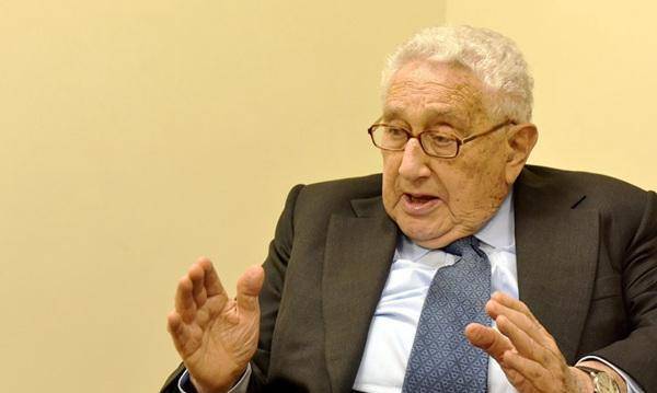 2015年,前美国国务卿基辛格访华,为什么向一个中国人鞠躬致歉?