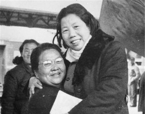 1925年,李德全创办了求知学校,为贫困孩子提供免费教育,之后又相继