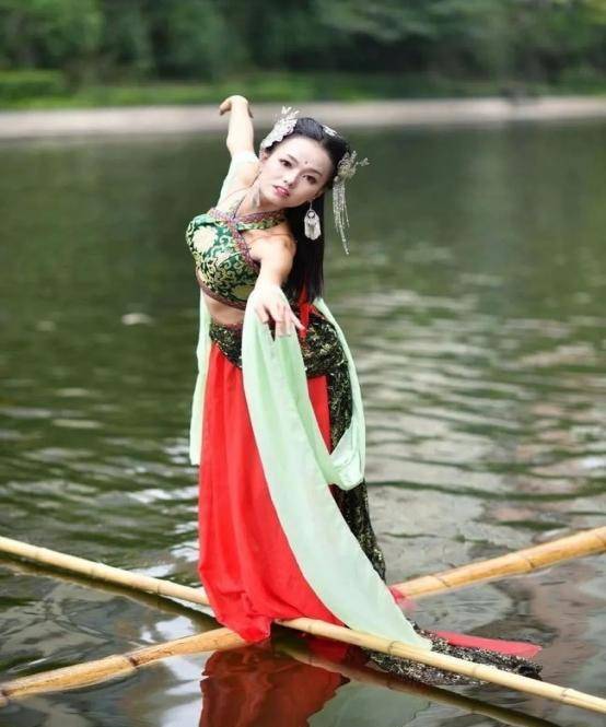 苦练水上漂17年,"一竹渡江"火到国外惊艳老外,杨柳凭什么