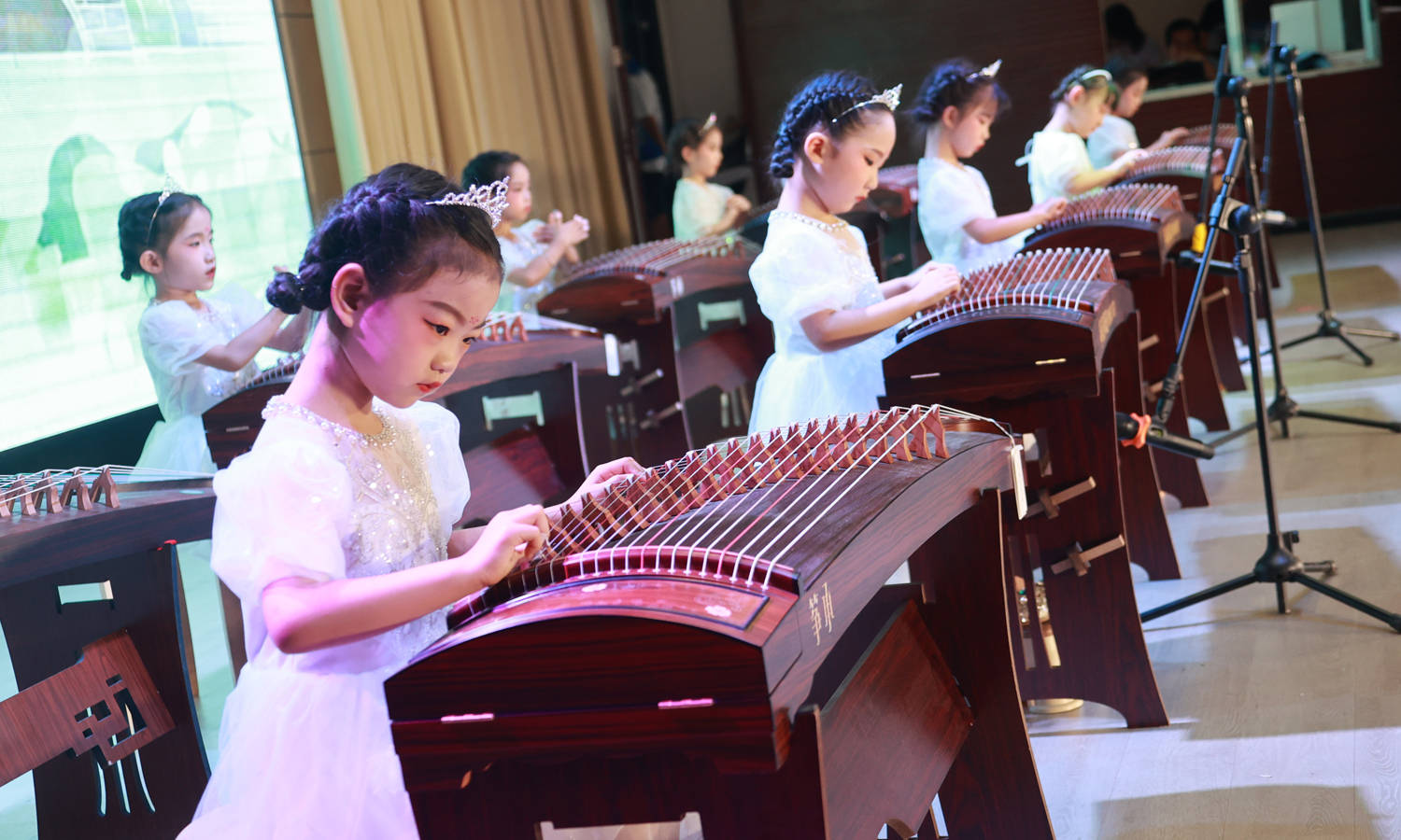 大荔"筝承琴苑"百名少儿演奏古筝传承国粹