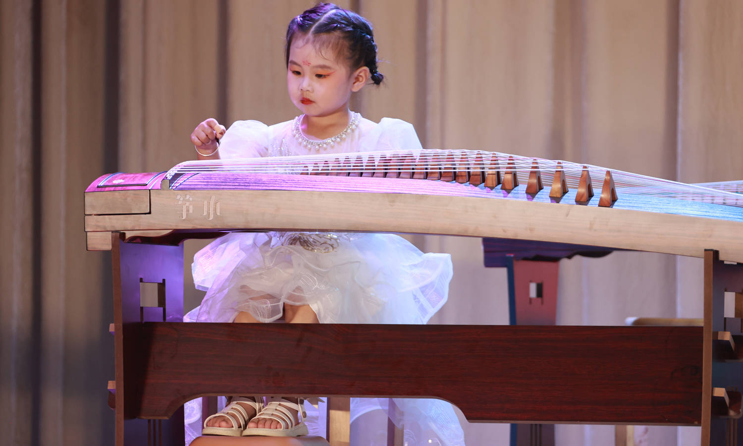 大荔"筝承琴苑"百名少儿演奏古筝传承国粹