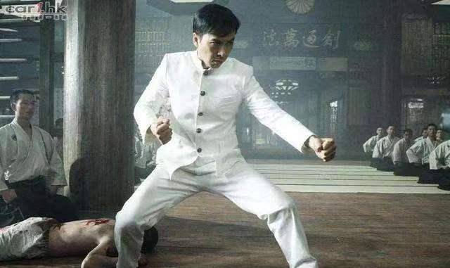 历史上真实的叶问,身材瘦小,爱抽大烟和逛妓院,痛失多位子女