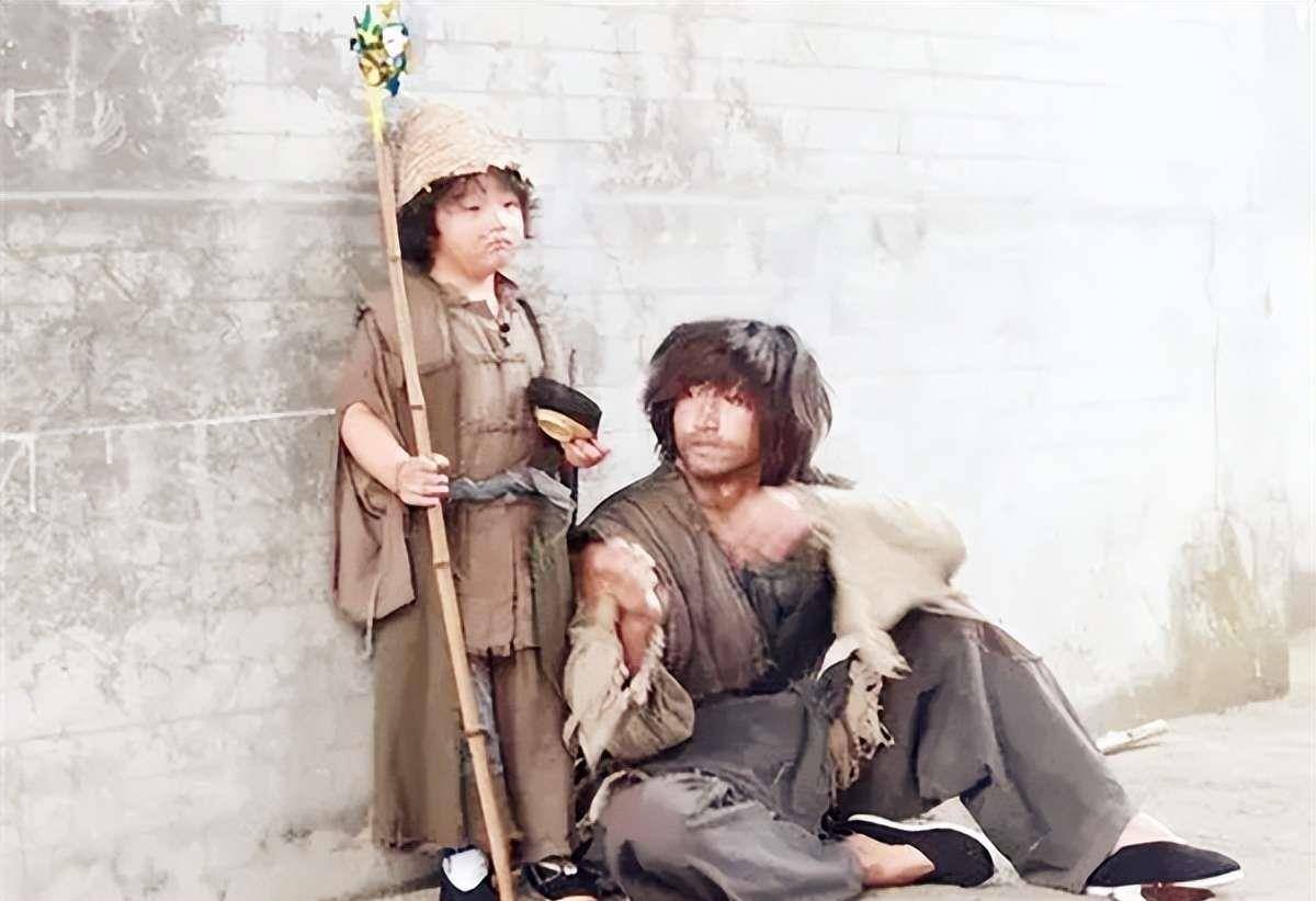 清朝年间,两乞丐街头耍"人面蛇",让人心惊胆寒:此非蛇而是人