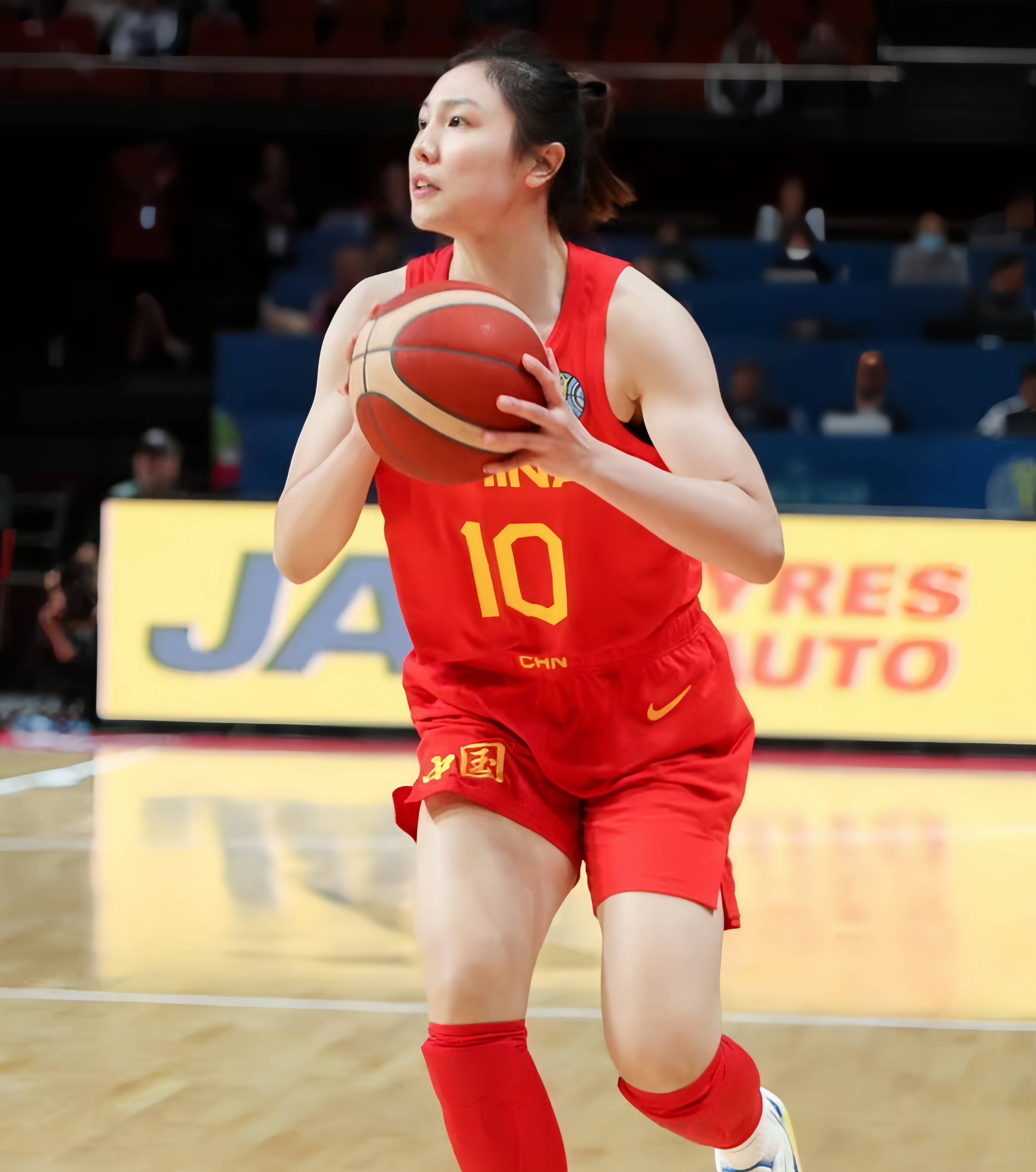 中国女篮更新换代!6人有望留队,李月汝领衔,郑薇急需培养新人