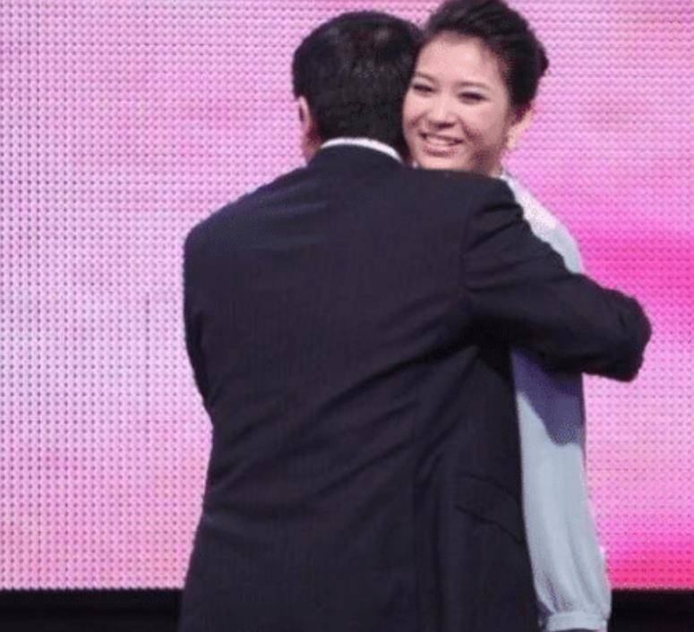 "无臂女孩"雷庆瑶晒照被劝谈恋爱,本尊回怼:有男友就不累了?