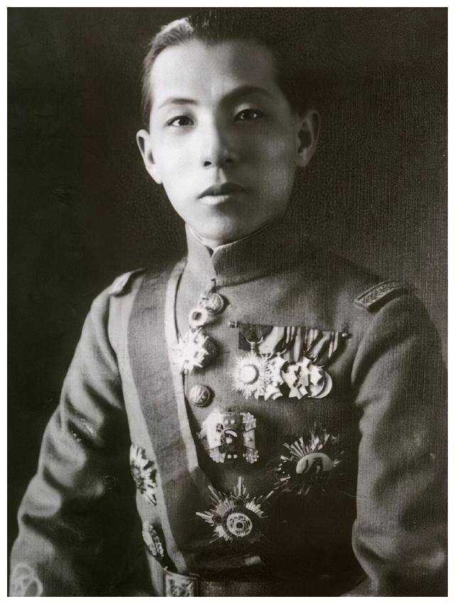 1933年,张学良因为热河失陷而引咎辞职,不得不放下东北的军权,离开