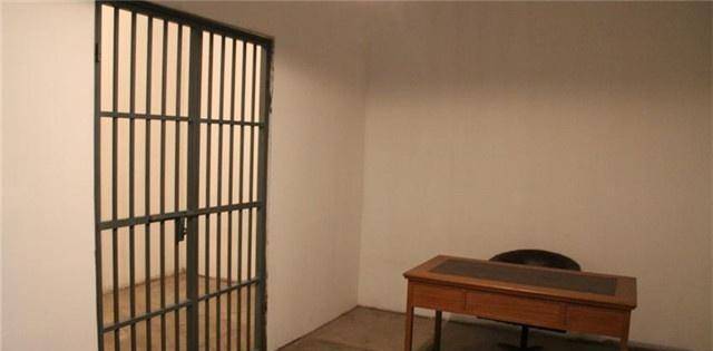 为何一个小房间让部队里的军人害怕?老兵都不愿提起的禁闭室
