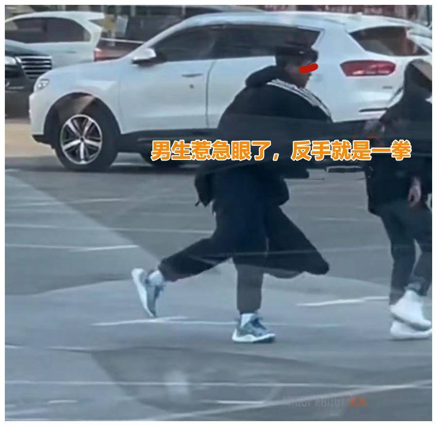 情侣吵架女子掌掴男友,男友急眼反手就是一拳,网友:不能惯着她
