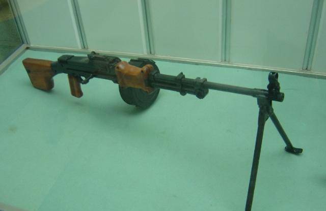 这把轻机枪重量很轻,后坐力温柔,丛林近距离作战极强