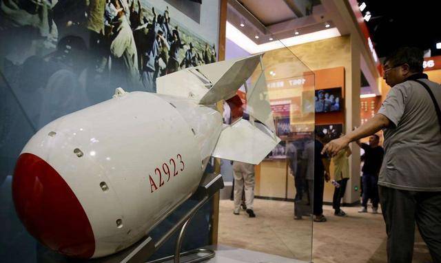 美国第一颗原子弹叫"瘦子"苏联叫"南瓜"中国叫什么?_日本_武器_二战