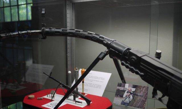 神奇的武器,拐弯枪子弹是怎么打出去的呢?