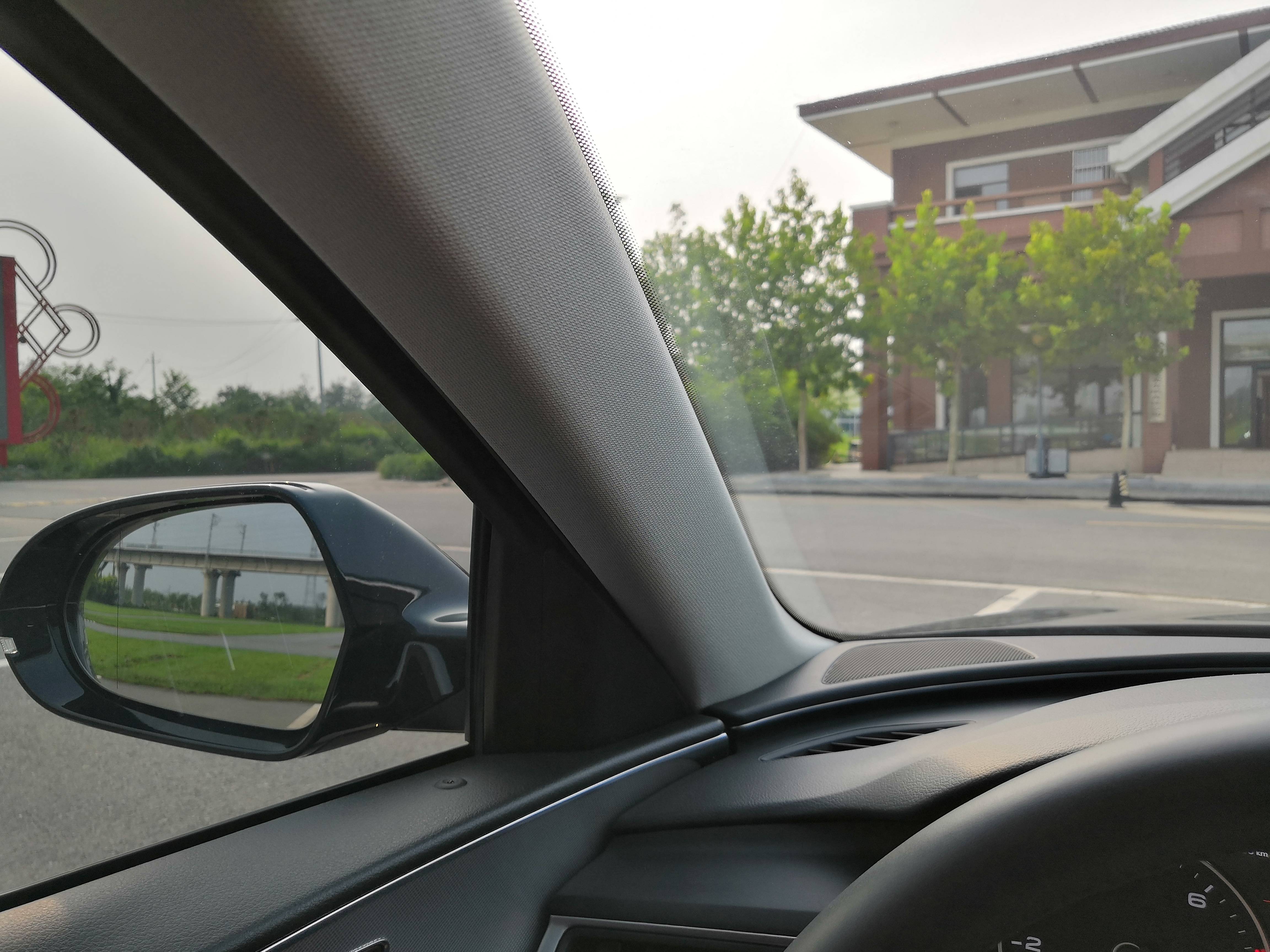 我开着抢来的出租车搭载上民警,通过公安检查站后,我俩都松口气