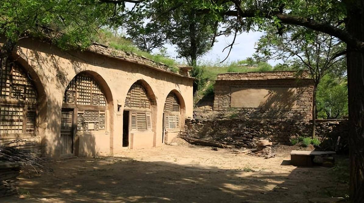 2015年陕西七旬老太半夜不睡觉,房内怪声连连,窑洞中有何秘密?