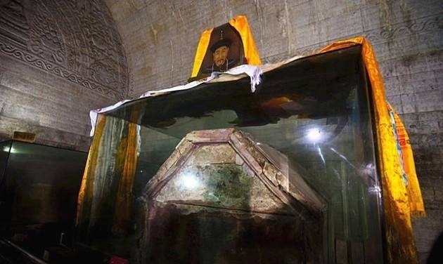 乾隆皇帝的尸骨被发现时,头骨已经粉碎,两位妃子的尸骨也已经散乱!