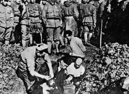 在看过集中营的惨状后,美军竟然帮助德军看守,免遭苏军的囚禁