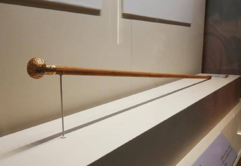 春秋国君大墓出土"蟠魑纹黄金权杖",造型古怪充满异域风情!