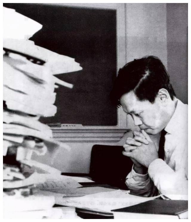 杨振宁晚年改回中国籍,只为养老?看看他对国家做的贡献有多大吧