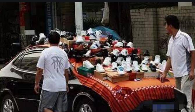 实拍江苏一地摊卖耐克鞋,老板叫卖:没用新疆棉花,20块钱一双