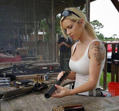 美国女兵光鲜亮丽一人养活一家,休息匕首不离身,天黑不敢去厕所