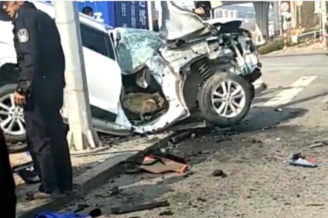 车祸!辽宁2辆suv相撞,2人现场被盖蓝布,目击者:2死1重伤