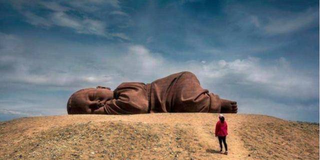 沙漠出现一个"巨婴",沉睡了近两年,游客表示很心疼