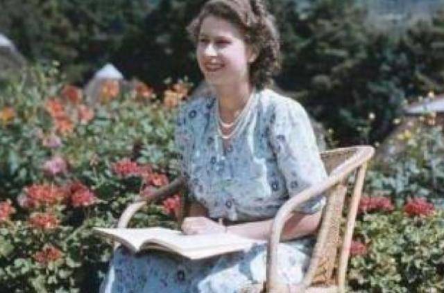 英国女王因长得太漂亮,亲王不让她单独出门,为陪伴她舍弃王位