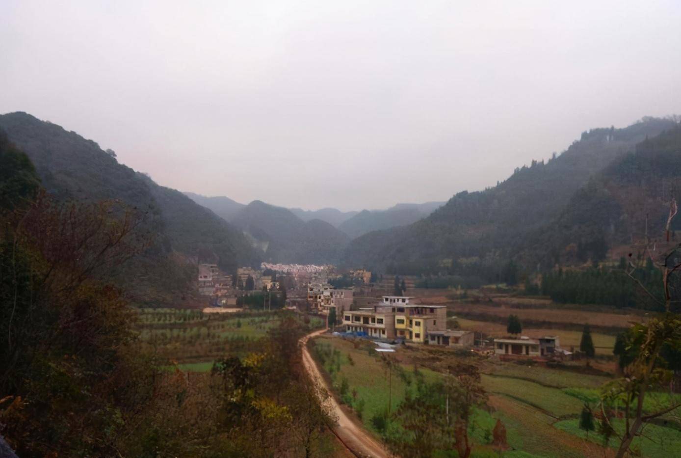 他的家坐落在贵州安顺的平坝区.他做守棺人的时候,还叫平坝县.