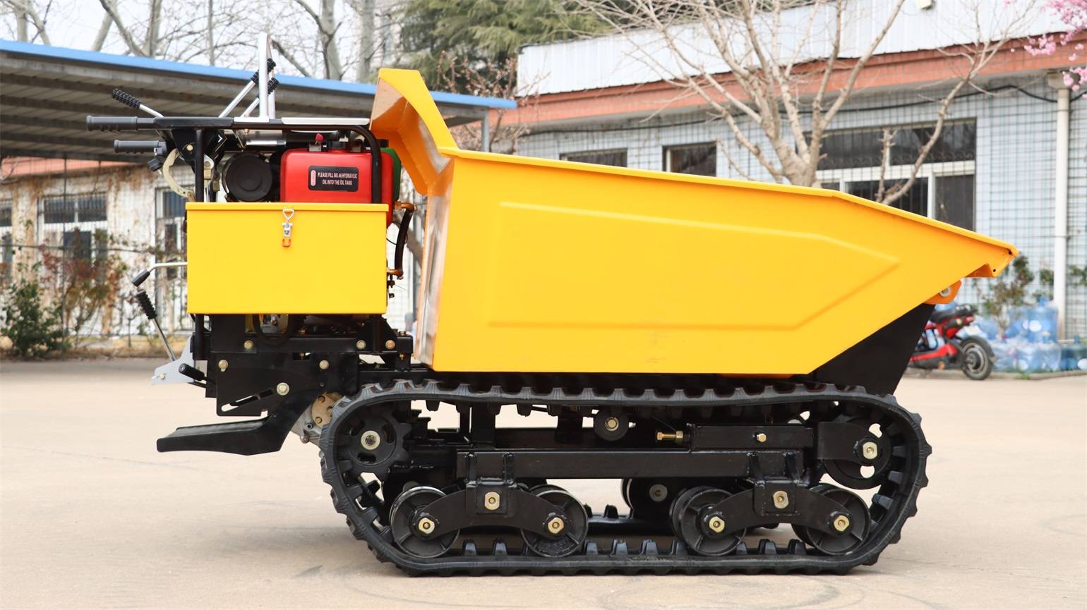 跟走式履带液压翻斗运输车专门定制给棕榈园使用