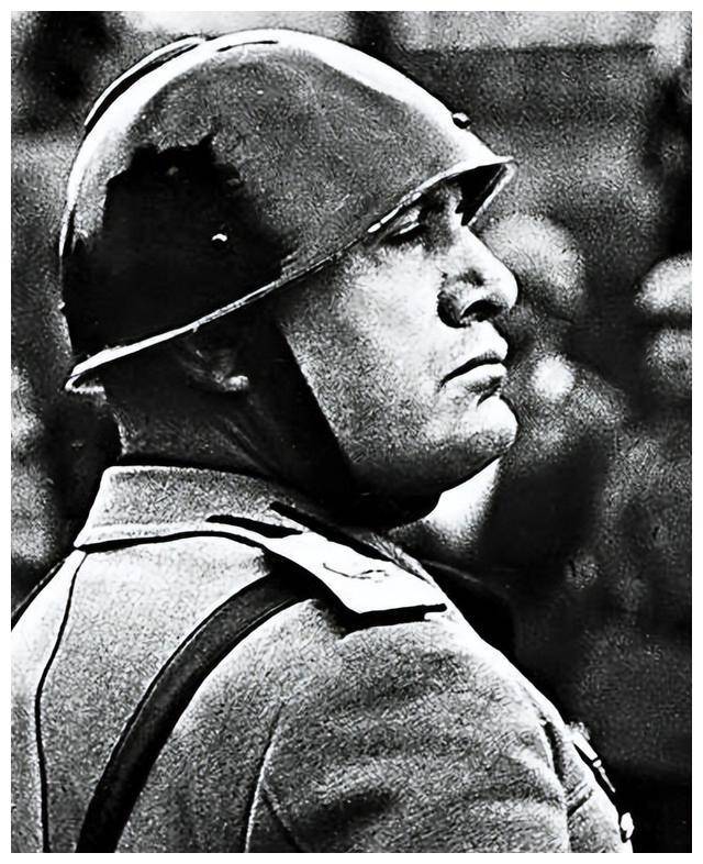 尸体被吊示众时裙子垂下,一男子帮她留住了尊严_墨索里尼_贝塔西_群众