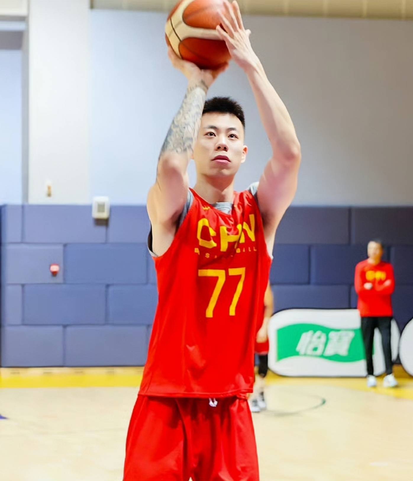 中国男篮锋线生变!张镇麟因伤退出,4人锁定位置,或紧急征召3人