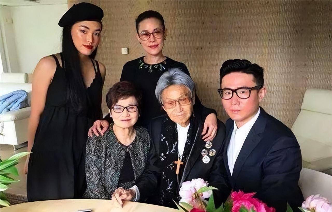 从傅达仁的坎坷人生,以及他不畏艰难永不放弃的拼搏精神就可以看出,他
