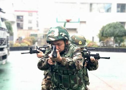 他们是武装押运兵的一种,大部分3人一组,押送的货物极为贵重