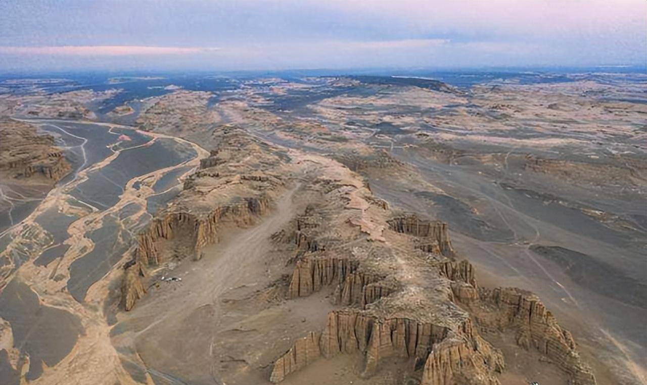罗布泊地带开始干涸成了一片盐碱地,这也为之后我国开建导弹基地提供