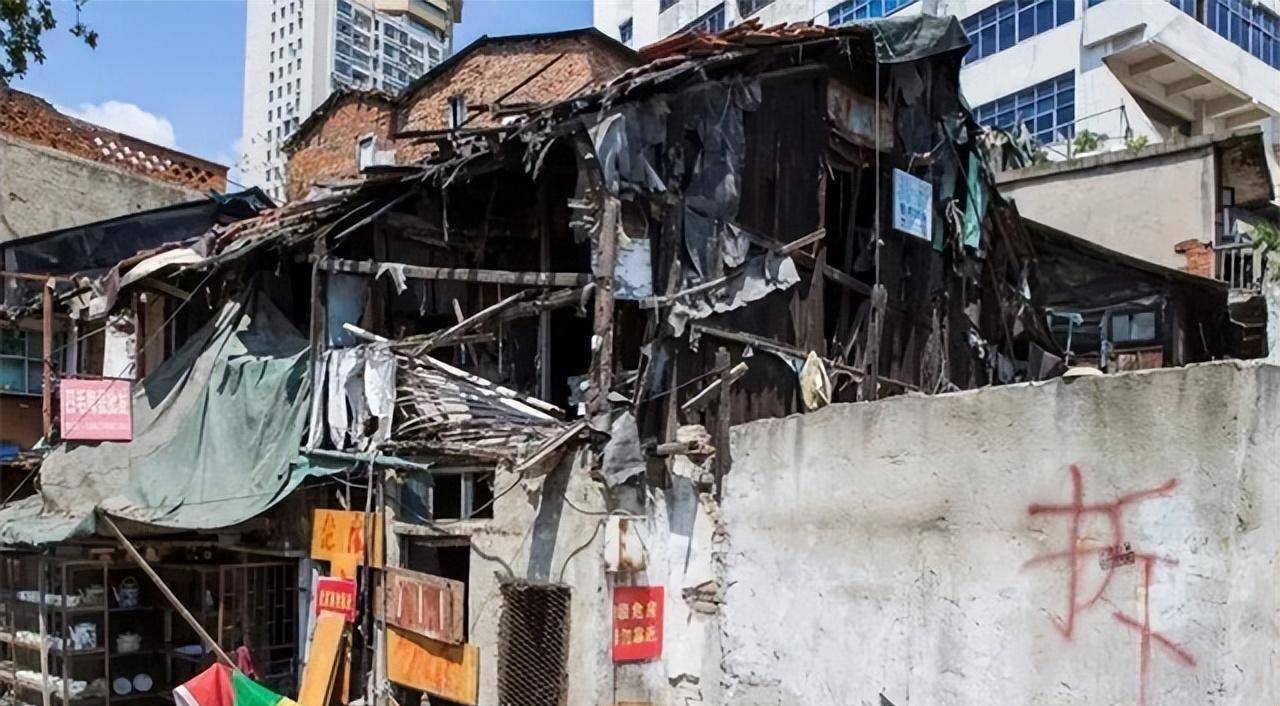 睡在上海公路中央的钉子户,硬抗14年要价一个亿6套房,他咋真牛