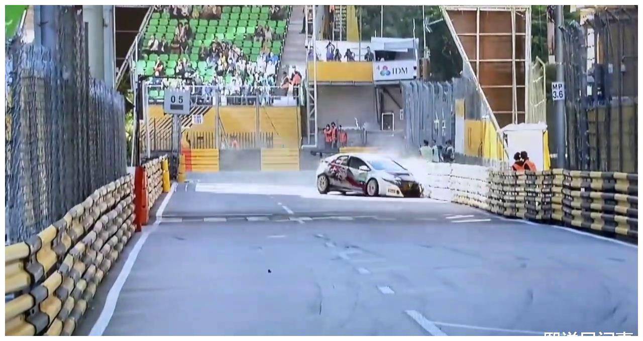 天王巨星郭富城参加赛车意外撞车:拐弯时车辆失控,现场浓烟冒起