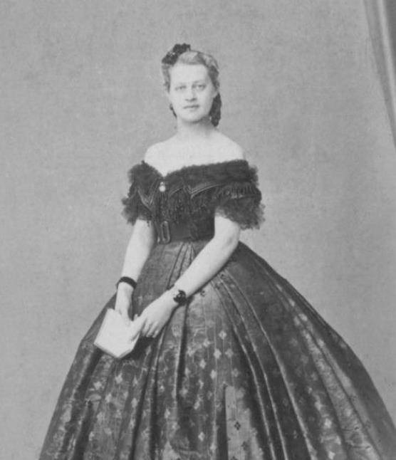 维多利亚女王:21岁嫁给表弟,爱夫如命连生9子,守寡40年难忘情