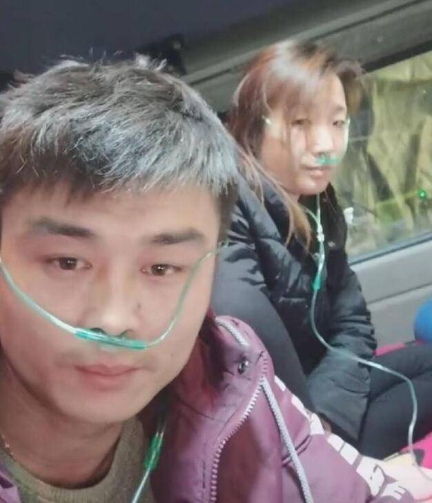 倪万辉和妻子与他寒暄:"放心吧哥,等我们回了格尔木,大家一起喝酒聊天