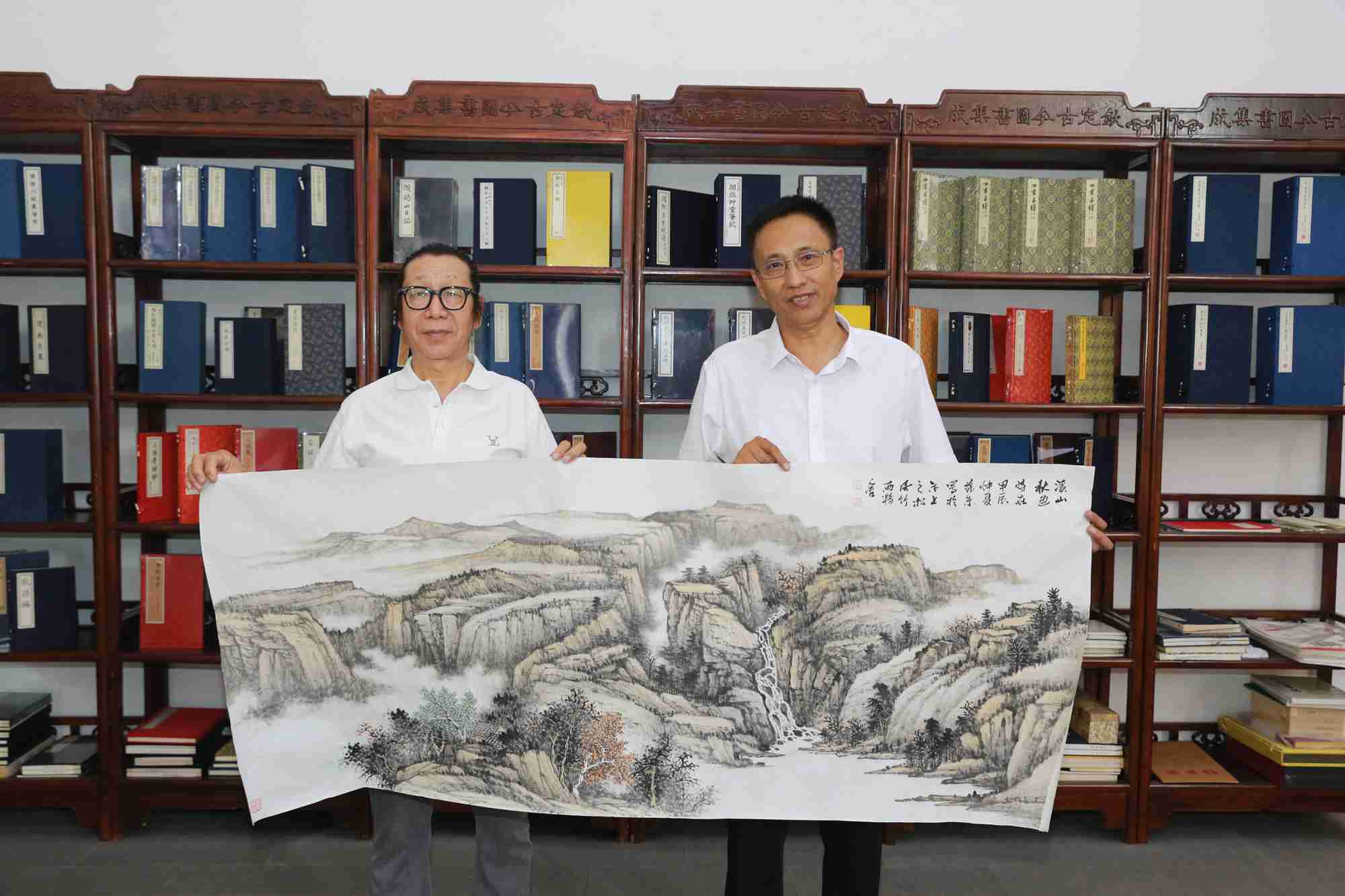 津派山水画家张葆东向河北线装书博物馆捐赠国画册页受欢迎_天津_作品