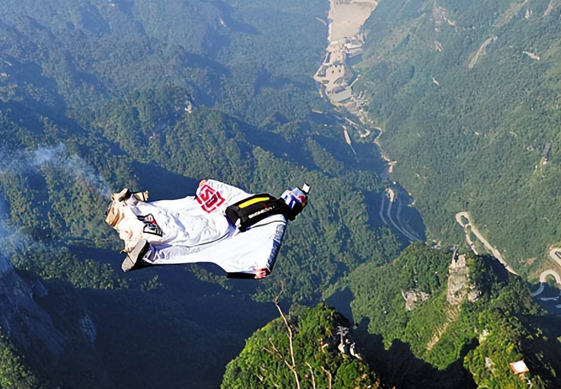 翼装飞行女生身首异处图片