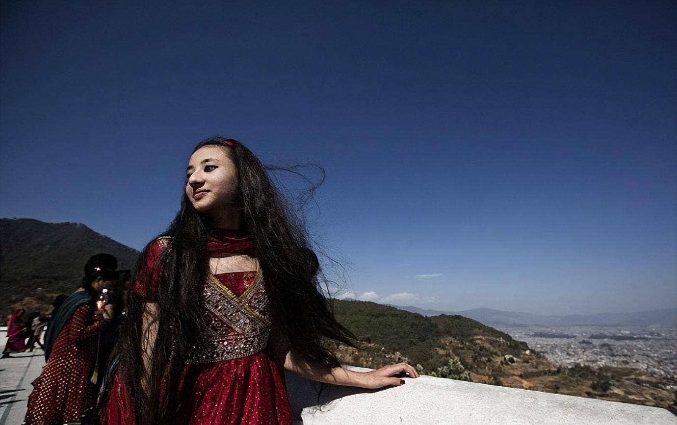 尼泊尔活女神:一年公开露面9次,脚不能沾地, "退休"后难嫁人