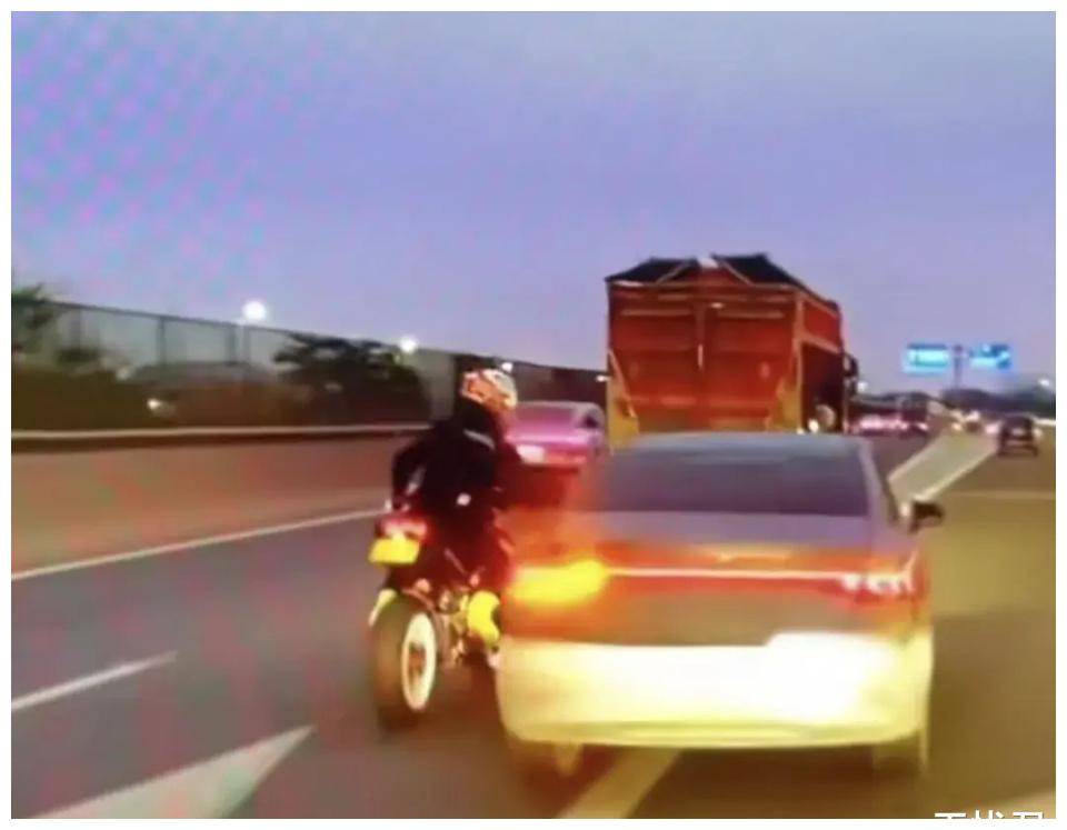 原创            闹大了！摩托车手砸轿车被撞翻后续：车型曝光，司机或涉肇事逃逸-摩托车被砸