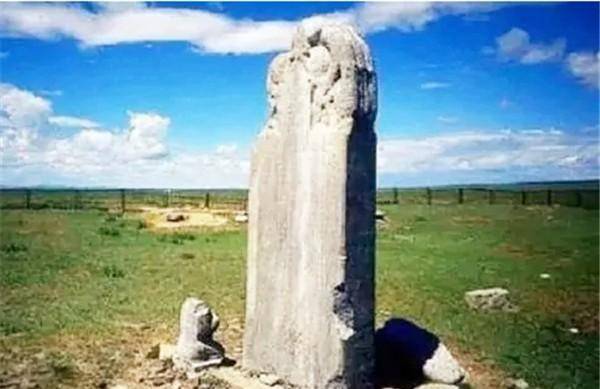 库页岛发现汉字石碑,中国专家赶往,称碑文内容是清朝乾隆所留