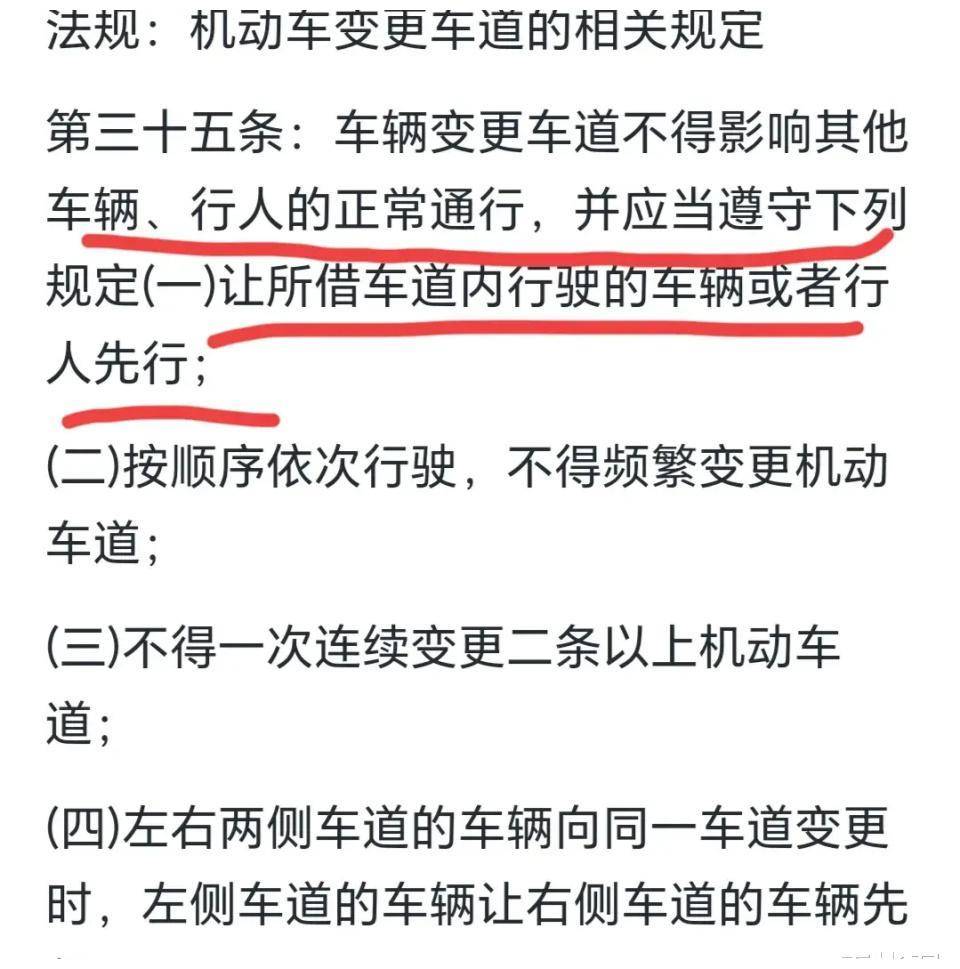 原创            闹大了！摩托车手砸轿车被撞翻后续：车型曝光，司机或涉肇事逃逸-摩托车被砸
