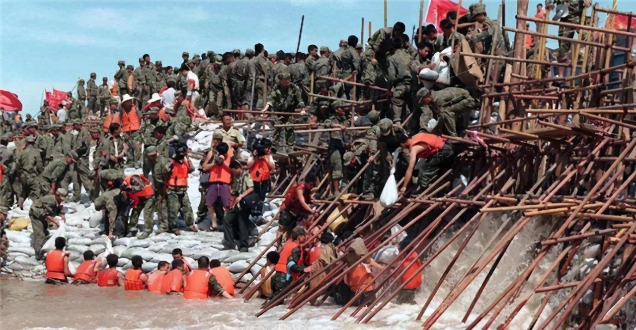 98年抗洪抢险,战士高建成牺牲后,女儿继承父亲遗志做起中国兵