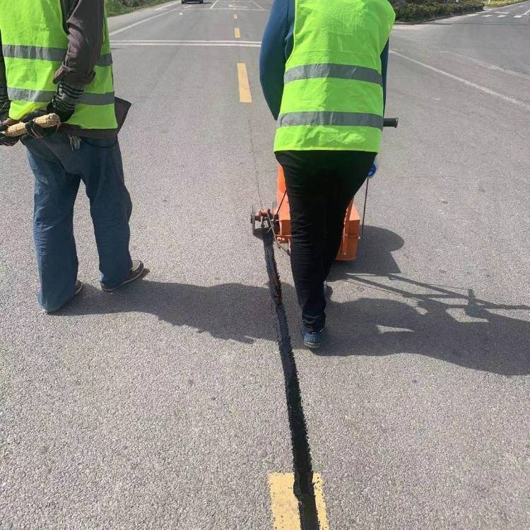 沥青灌缝胶适合在哪些路段使用呢_裂缝_路面_道路