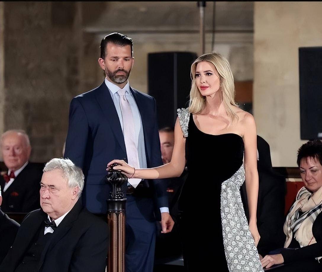 伊万卡41岁生日,穿印花裙身材干瘦,和29岁同父异母妹妹贴脸合影