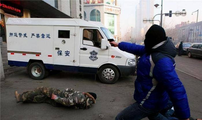 1997年抢劫运钞车79万的劫匪,后成河北法院副局长,因一烟头暴露